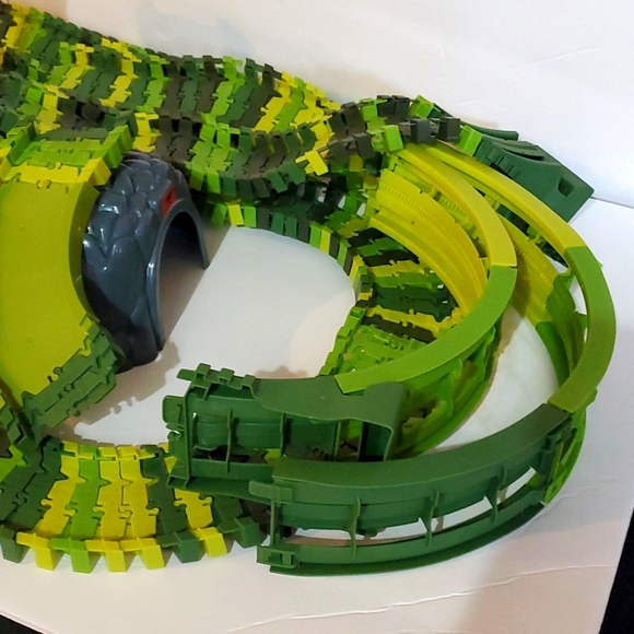 LAST CHANCE Magic Tracks Set Dino Green Camo Safari Truck - Picture 7 of 9